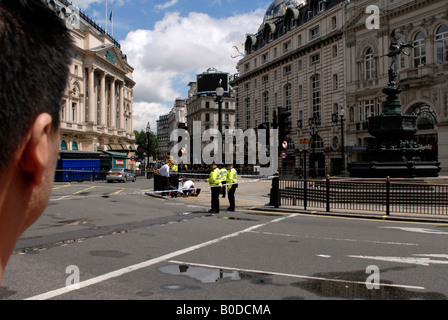 Onlooking londoners watching international TV reports on the failed Haymarket car bombing in central london, June 2007 Stock Photo