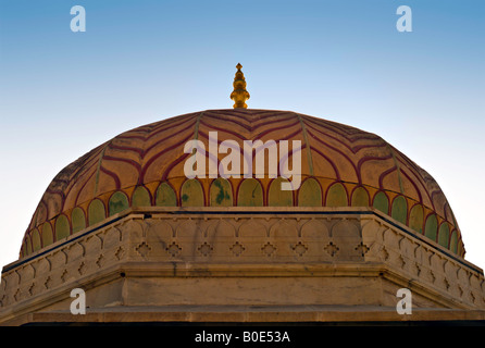 INDIA JAIPUR Beautiful decorated dome of sandstone and marble at the entrance gate of the Amber Fort Stock Photo