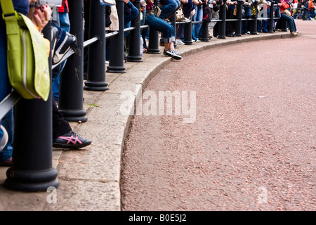 Crowd waiting to see the changing of the guard at Buckingham Palace Stock Photo