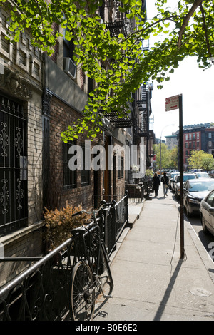 Couple walking down Leroy Street, Greenwich Village (or West Village), Manhattan, New York City Stock Photo