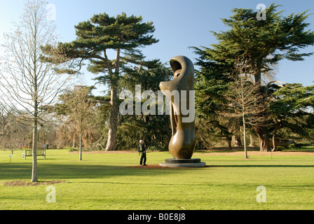 Henry Moore sculpture, Large Upright Internal External Form, on display at Kew Gardens Stock Photo