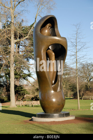 Henry Moore sculpture, Large Upright Internal External Form, on display at Kew Gardens Stock Photo