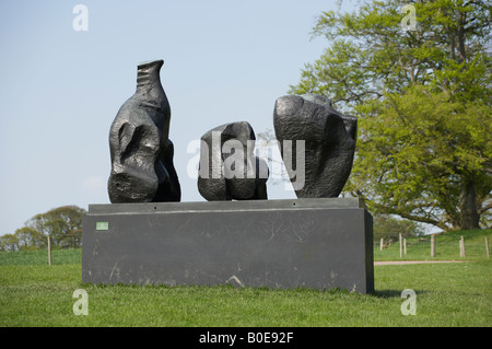 THREE PIECE RECLINING FIGURE NUMBER ONE HENRY MOORE SCULPTURE AT YORKSHIRE SCULPTURE PARK Stock Photo