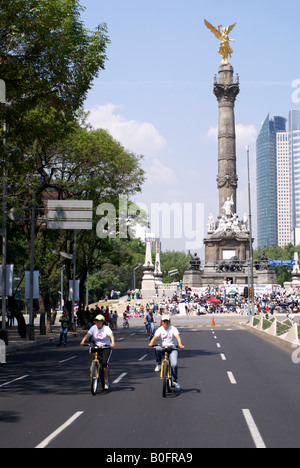 Cyclists and political protesters and the Angel Monument or Monumento a la Indendencia on Paseo de la Reforma, Mexico City Stock Photo