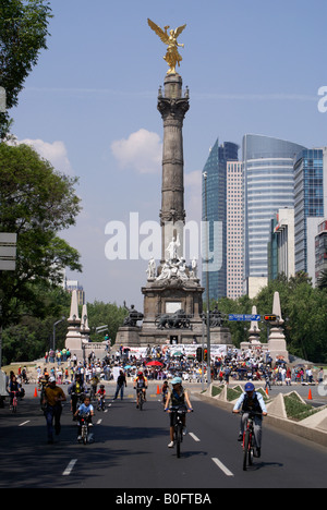 Cyclists and political protesters and the Angel Monument or Monumento a la Indendencia on Paseo de la Reforma, Mexico City Stock Photo