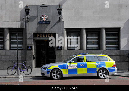 Police car parked outside City of London Bishopsgate Police station with coat of arms above entrance Stock Photo