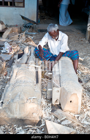 INDIA CHAMBAKKULAM KERALA Elderly Indian woodcarver carving statue of Jesus Christ Stock Photo