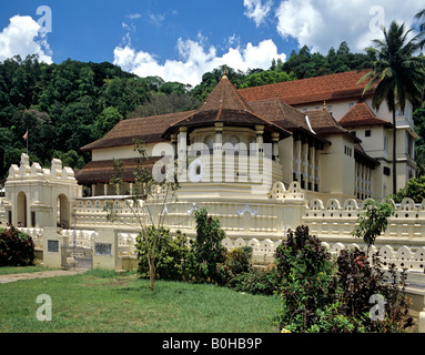 Temple of the Sacred Tooth, Sri Dalada Maligawa, Kandy Lake, Kandy, Sri Lanka Stock Photo