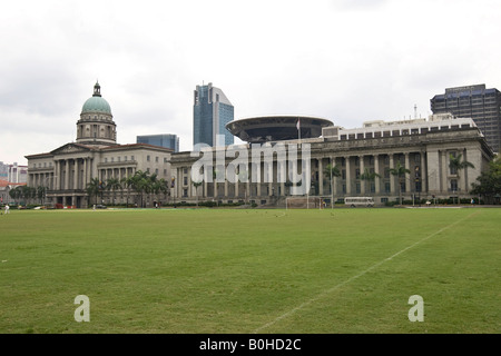 Old Supreme Court building on the left, new Supreme Court behind it and City Hall on St. Andrew´s Road, Singapore, Southeast As Stock Photo