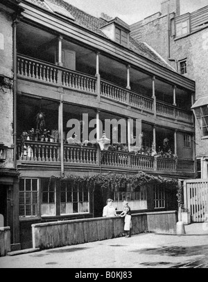 The 'George', 17th century inn, Southwark, London, 1926-1927. Artist: McLeish Stock Photo