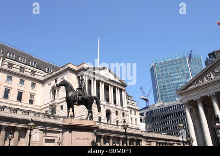 London The Bank of England building on Threadneedle Street with statue of The Duke of Wellington Stock Photo