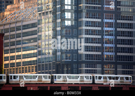 ELEVATED TRAIN ON LAKE STREET DRAW BRIDGE OVER CHICAGO RIVER IN DOWNTOWN CHICAGO ILLINOIS USA Stock Photo