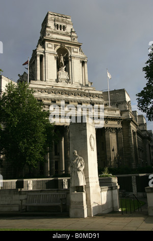 City of London, England. The Mercantile Marine War Memorial at Trinity Gardens Tower Hill with Trinity Square in the background. Stock Photo