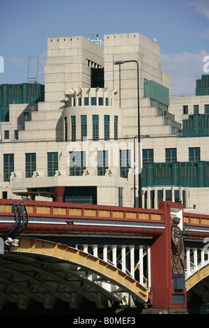 City of London, England. The headquarters of the British Secret Intelligence Service building MI6 at the Albert Embankment. Stock Photo