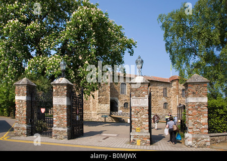 THE ENTRANCE GATES TO COLCHESTER CASTLE AND PARK IN BRITAIN'S OLDEST RECORDED TOWN Stock Photo