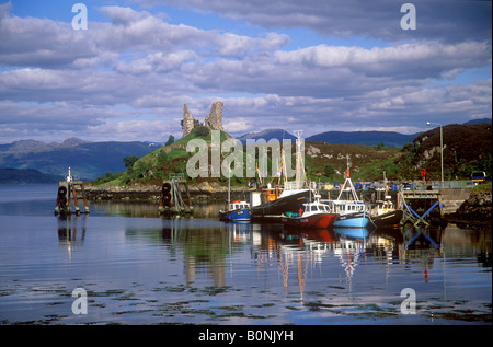 Skye - Fishing boats and Castle Moil at Kyleaken on the narrow strait of Kyle Akin Stock Photo