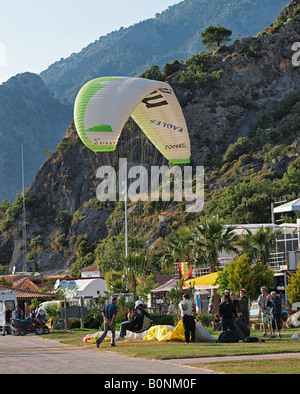 TANDEM PARAGLIDER COMING IN TO LAND AT OLUDENIZ MUGLA TURKEY Stock Photo