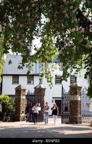 THE ENTRANCE GATES TO COLCHESTER CASTLE AND PARK IN BRITAINS OLDEST RECORDED TOWN SEEN FROM INSIDE THE PARK. Stock Photo