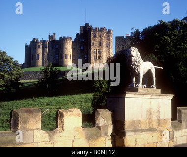 Medieval Alnwick Castle from the Lion Bridge Stock Photo
