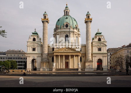 Wien, Karlskirche, Hauptfassade von Norden Stock Photo