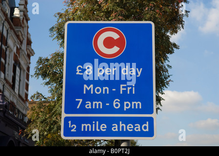 Sign indicating the beginning of the Congestion Charge Zone in London. £8 per day Mon - Fri 7am - 6pm ½ mile ahead Stock Photo