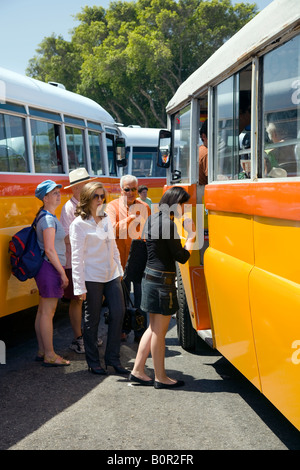 Leyland Daf Maltese buses at Funtana tat-Tritoni  Valetta   Leyland DAF Bus front & Grille, Malta. Stock Photo