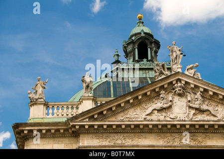 Sculpted figures adorning the roof of Justizpalast Stachus, Palace of Justice in the city of Munich capital of Bavaria Germany Stock Photo