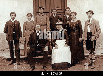 Old photograph of Georg and Anastasia Hasch, farmers pictured with 7 of their 10 children, circa 1915, Gelting, Geretsried, Upp Stock Photo