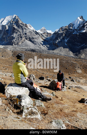 Trekkers taking a break on the way to the Cho La Pass, 5330 metres, Sagarmatha National Park, Khumbu Himal, Nepal Stock Photo