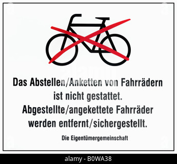 Sign (German), 'No parking or chaining up of bicycles allowed - Parked or chained up bicycles will be removed, Property Owners' Stock Photo