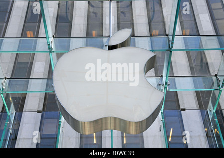 Entrance to the Apple Retail Store, Fifth Avenue, Manhattan, New York City, USA Stock Photo