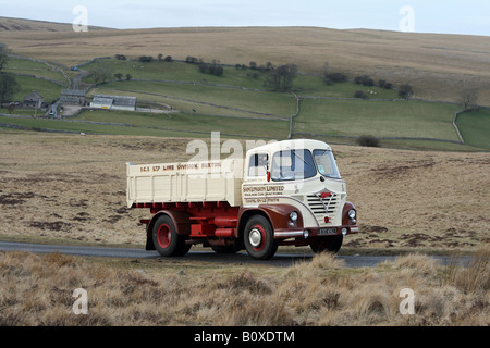 PIC SHOW David Pickup 1961 Foden S21 4 wheel bulker seen in Pennine scenery Stock Photo