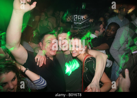Clubbers dancing and a laser lights closing party at Turnmills, The Last Dance, London, UK, 23.3.08 Stock Photo