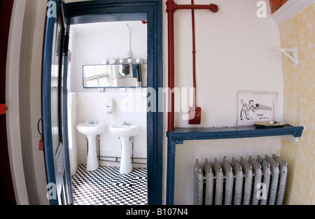 New York, Bowery Hotel Flophouse for Men Converted to Low Cost Hostel for Backpackers 'White-house of N.Y' Shared Bathroom Interior (Closed) Stock Photo