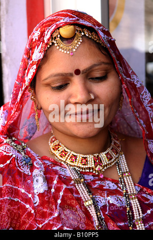 Beautiful Rajasthani woman wearing sari and traditional jewelry Stock ...