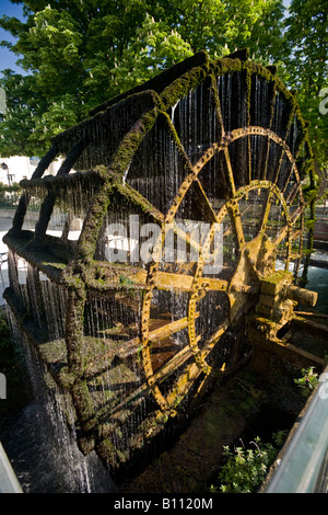 A paddle wheel in Isle on the Sorgue (Vaucluse -France). Roue à aubes dans la ville de l'Isle-sur-la-Sorgue (Vaucluse - France). Stock Photo
