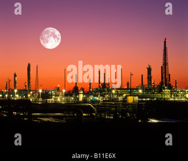 CRACKING TOWERS AND STORAGE TANKS OIL REFINERY Stock Photo