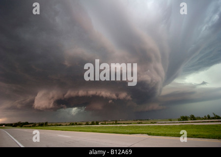 Tornadic supercell just east of Kearney Nebraska May 29 2008 Shot from exit of interstate 80 Stock Photo