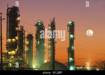 CRACKING TOWERS PETRO CHEMICAL OIL REFINERY Stock Photo