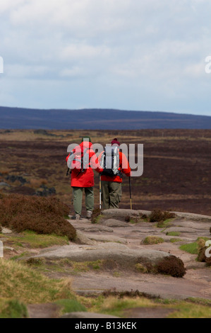 Two walkers on Stanage Edge in Derbyshires Peak District Stock Photo
