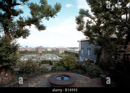 Bagnaia, Villa Lante, Gartenanlage, Blick vom oberen Garten auf Wasserparterre mit Fontana del Quadrato Stock Photo