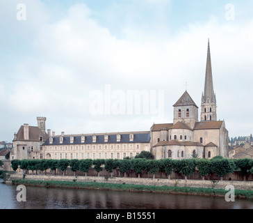 Saint-Savin-sur-Gartempe, eglise, Totale Uferansicht Stock Photo