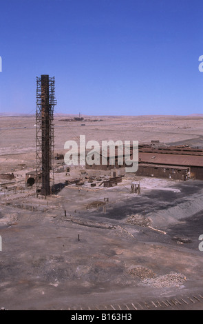 View over processing plant of abandoned nitrate mining town of Humberstone, near Iquique, Chile Stock Photo