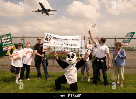 Protesters against plannned 3rd Heathrow runway say an emphatic NO at Sipson Park 30th May 2008 Stock Photo