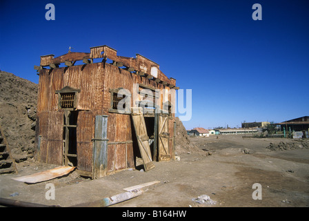 Rusting corrugated iron building in the abandoned nitrate mining town of Humberstone, near Iquique, Chile Stock Photo