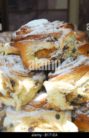 Chelsea Buns in window, Huffkin's Bakery & Coffee Shop, High Street, Burford, Oxfordshire, England, United Kingdom Stock Photo