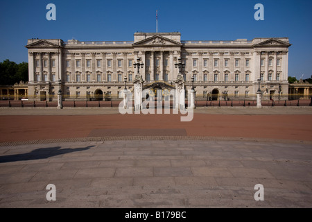 Buckingham Palace, Royal residence of Queen Elizabeth II when in London. Stock Photo