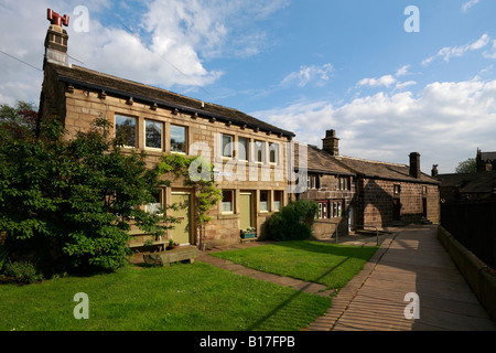 Churchyard cottages and Heptonstall museum, formerly Heptonstall Grammar School (1642), Heptonstall, West Yorkshire, England UK Stock Photo