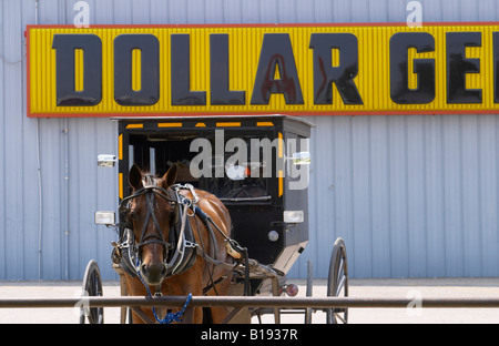 ILLINOIS Arthur Amish horse and buggy tied to hitching post outside Dollar General store Stock Photo
