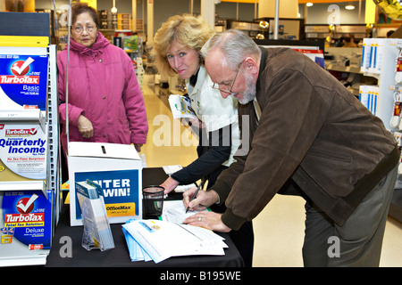 EVENTS Algonquin Illinois Man and woman fill out sweepstakes entry form at OfficeMax retail store grand opening Stock Photo